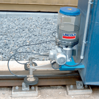 Lincoln Progressivpumpe 655-40713-5 - P205-M700-8XYBU-1KR-500 - AC-Getriebemotor -  700:1 - 8 Liter Behälter - Kunststoff - Mit 1 Pumpenelement - 500 Volt